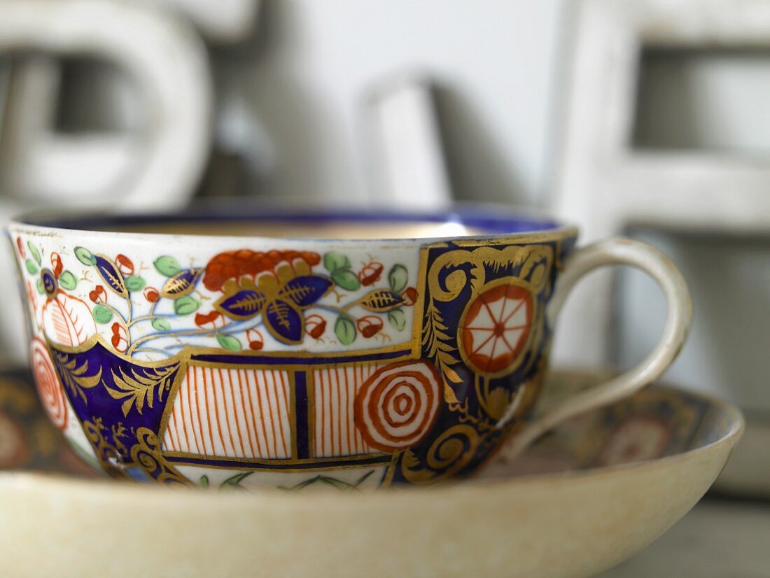 Teetasse aus Porzellan mit Golddekor (Nahaufnahme)