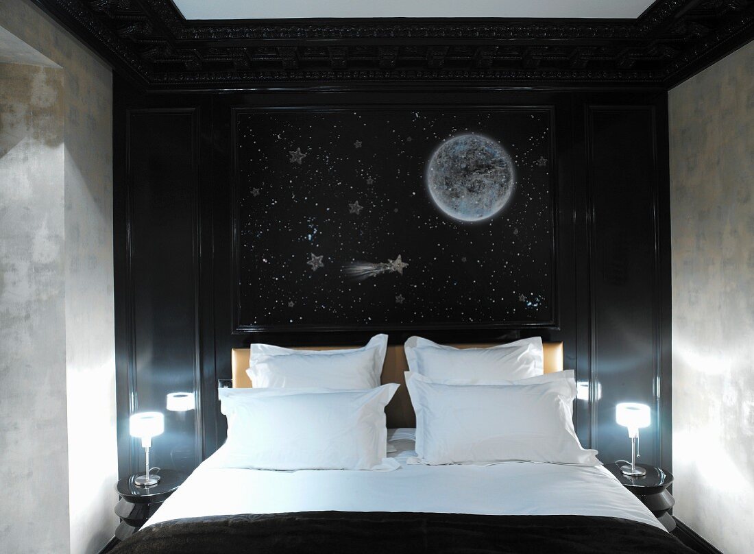 Themenzimmer in Hotel mit stilisiertem Nachthimmel hinter Doppelbett