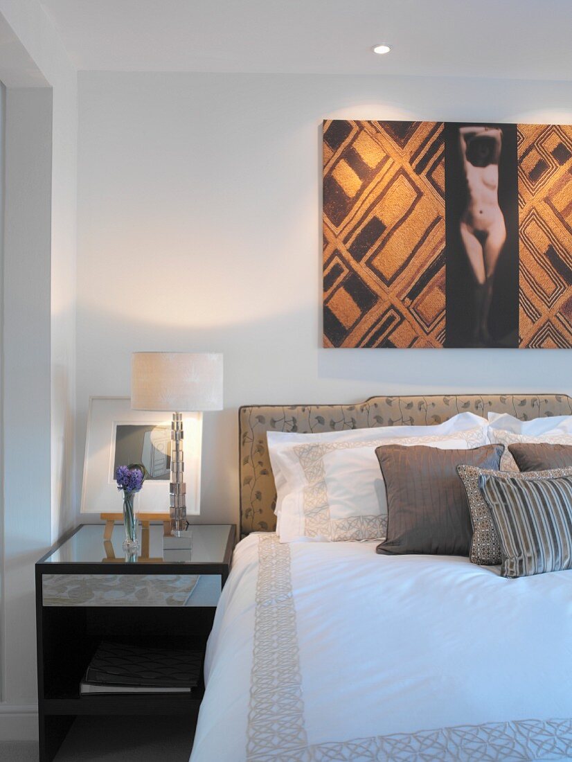 Modernes Bild über gepolstertem Doppelbett - Stil- und Mustermix im Schlafzimmer