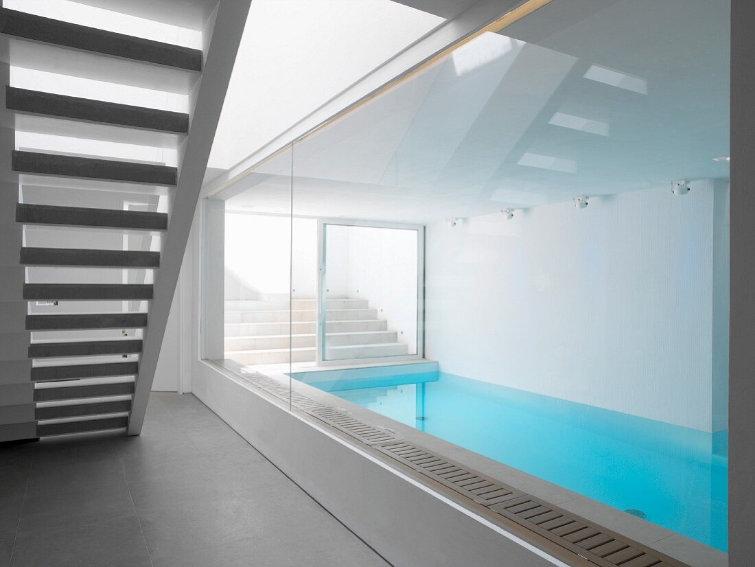 Treppenflur mit Glasabtrennung zum schmalen Haus-Pool