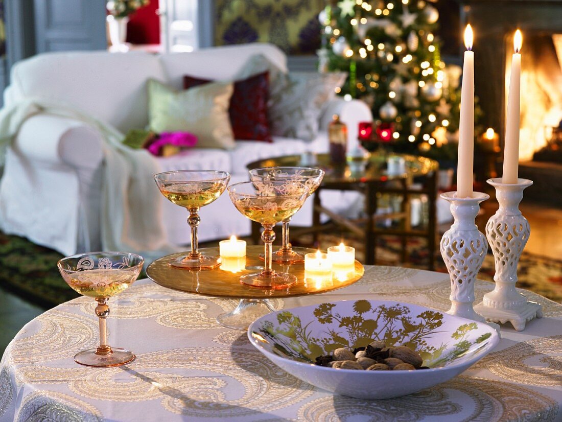 Weihnachtsstimmung mit Kerzen auf festlich gedecktem Beistelltisch