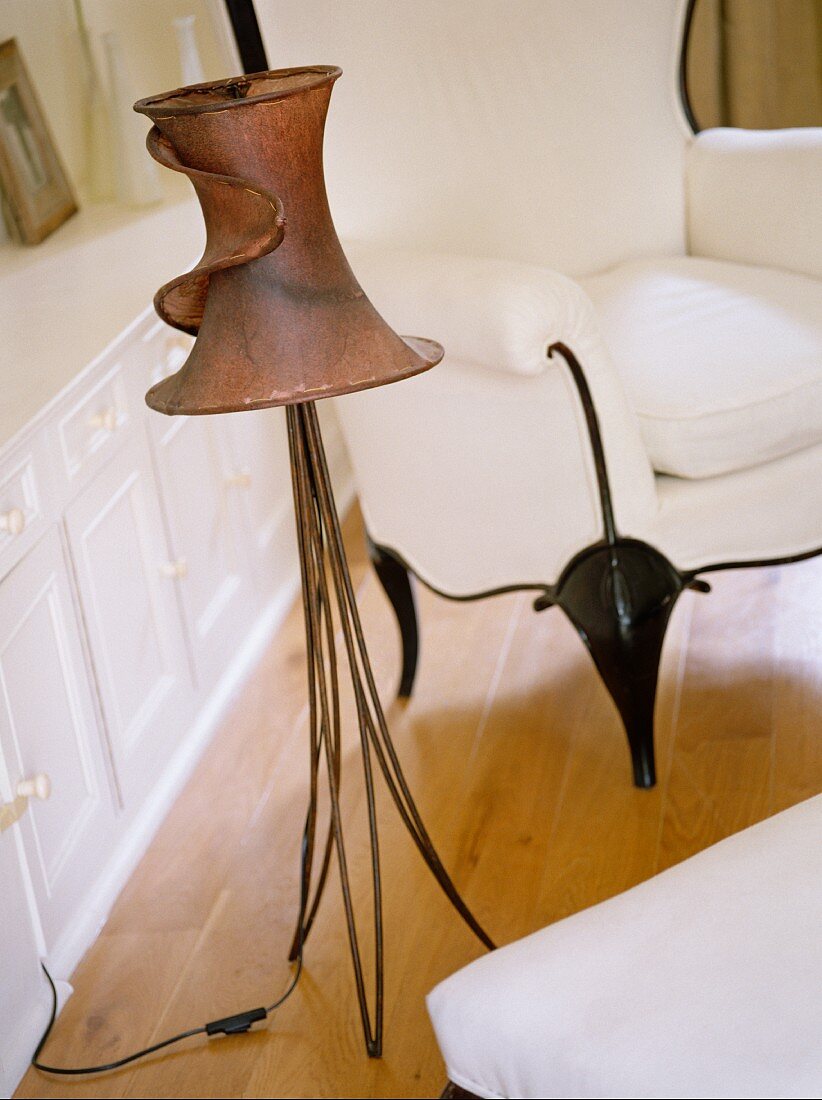 Kunsthandwerklich gearbeitete Stehlampe aus Metalldraht mit geschwungenem Schirm