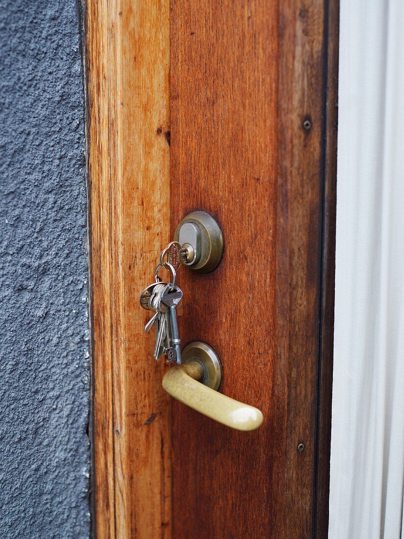 Schlüsselbund an der Tür