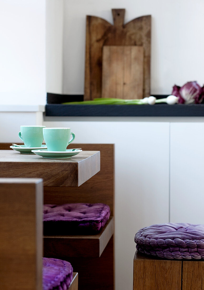 Minimalistischer Küchentisch mit passenden Bänken in moderner Küche