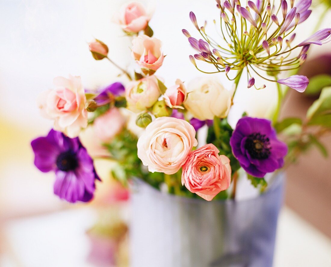 Blumenstrauss mit Rosen und violetten Anemonen