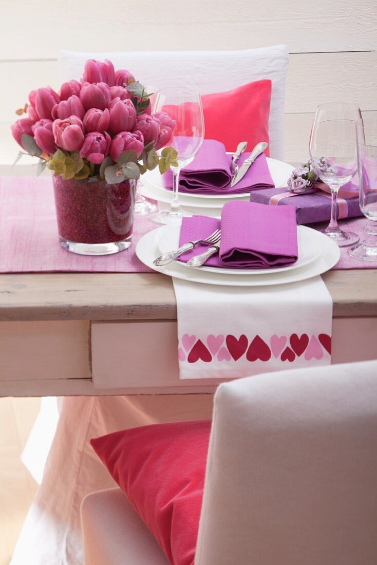 Festlich gedeckter Tisch mit Tulpen für Zwei
