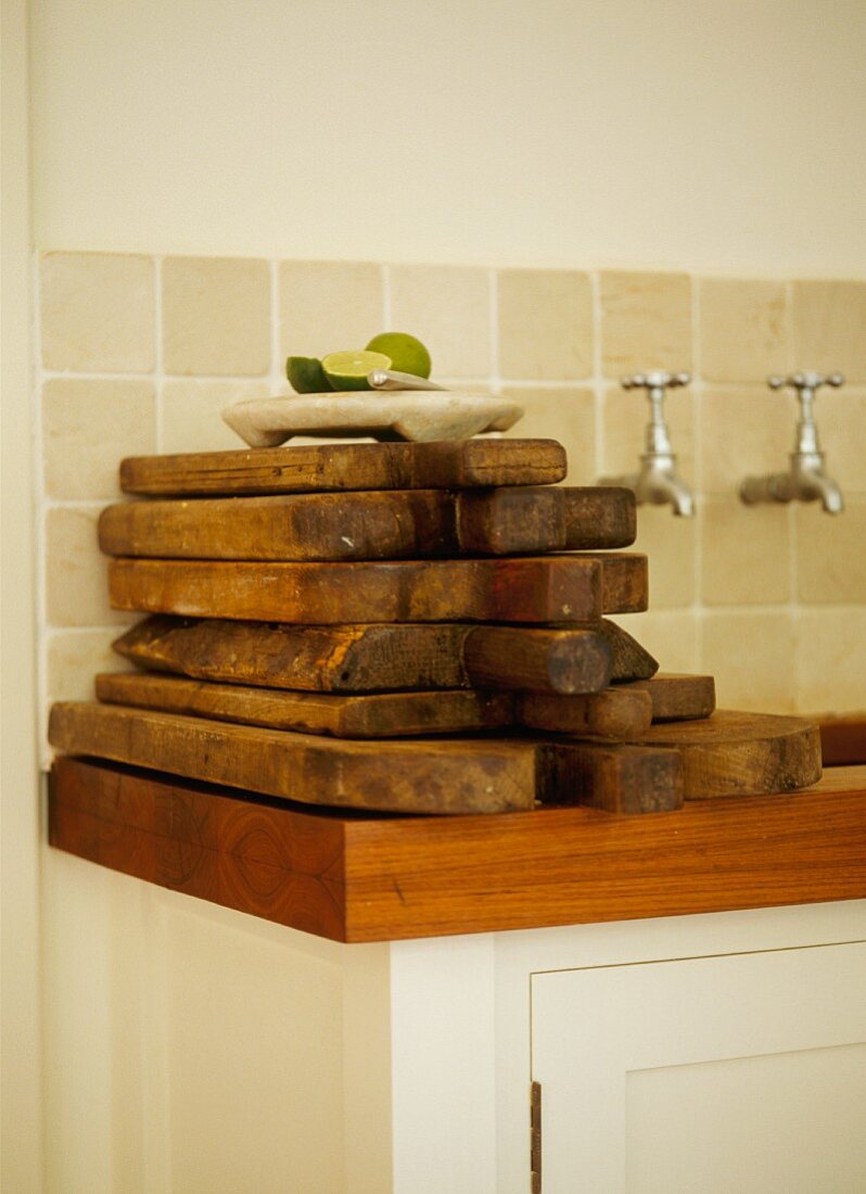 Holzschneidebretter auf Küchenarbeitsplatte gestapelt