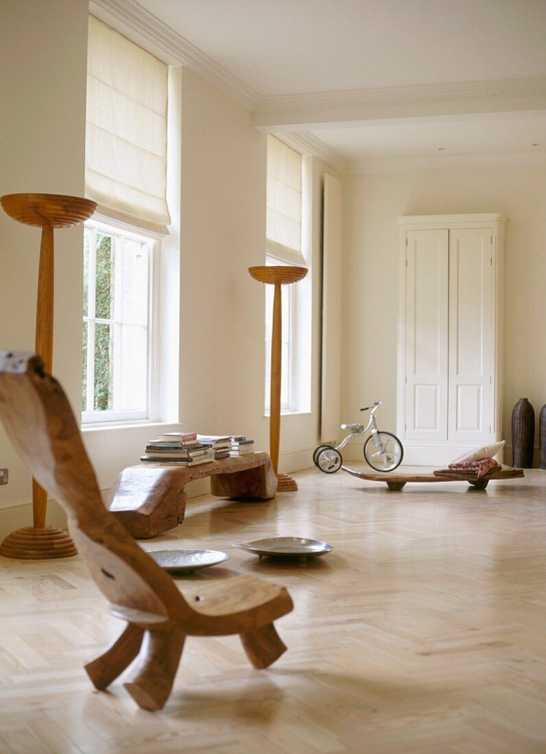 Rustikale Holzmöbelobjekte im minimalistischen Raum