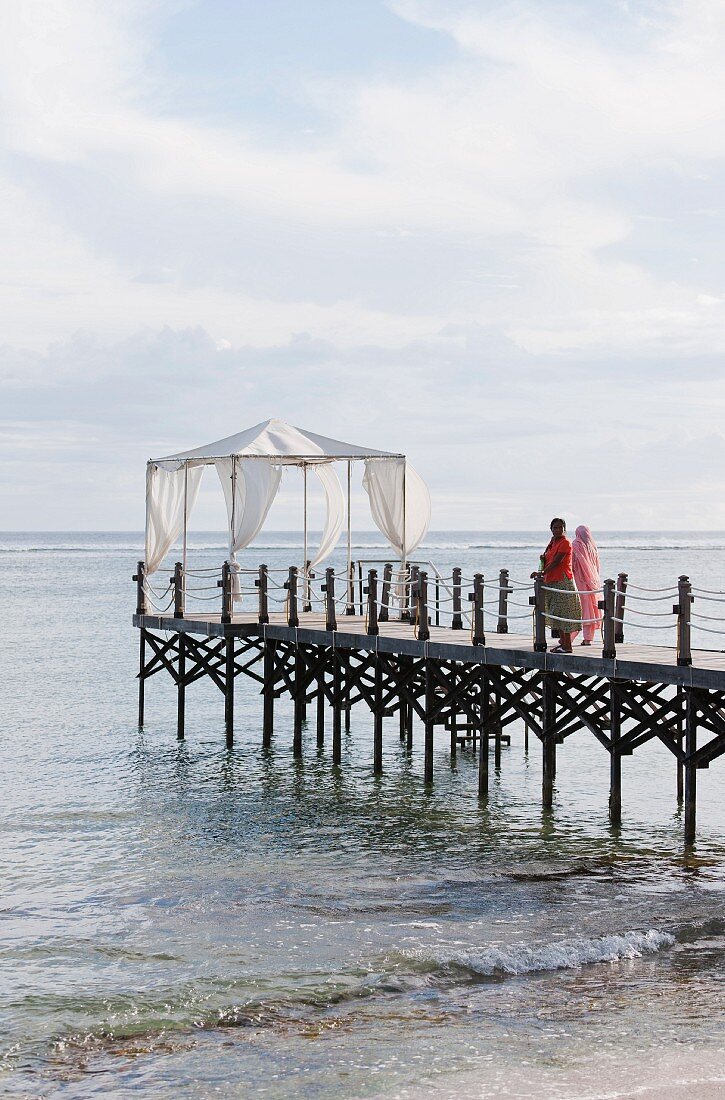 Weisses Pavillon auf Bootssteg beim Hotel Shanti Maurice (Mauritius)