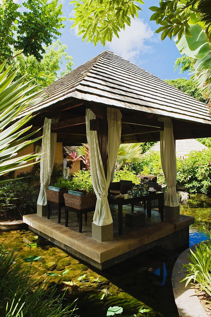 Pavillon mit Holzdach im Hotel und Ayurveda Spa Shanti Maurice (Mauritius)
