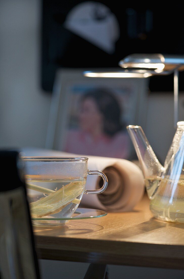 Teetasse aus Glas auf Schreibtisch