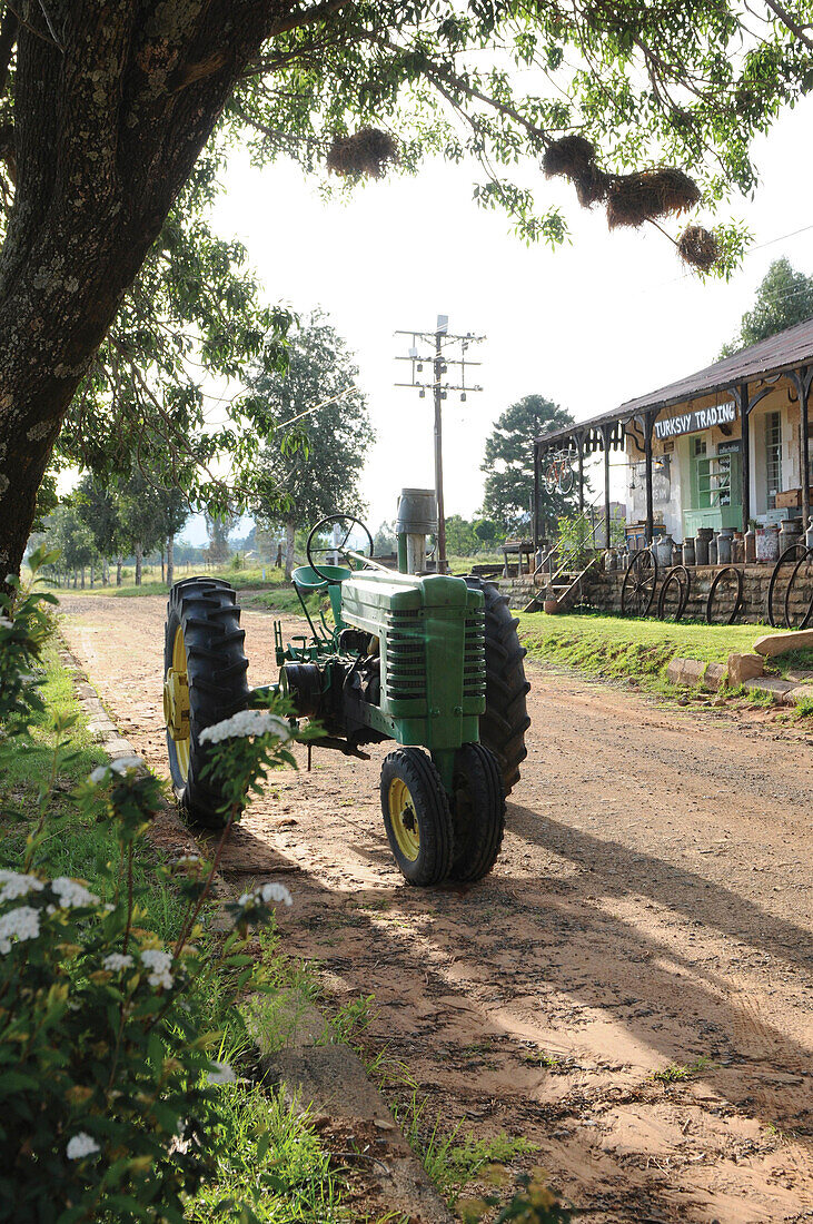 Ein Traktor auf einem Feldweg