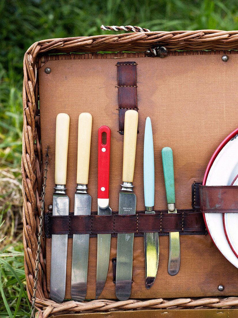 Verschiedene Messer im Picknickkorb