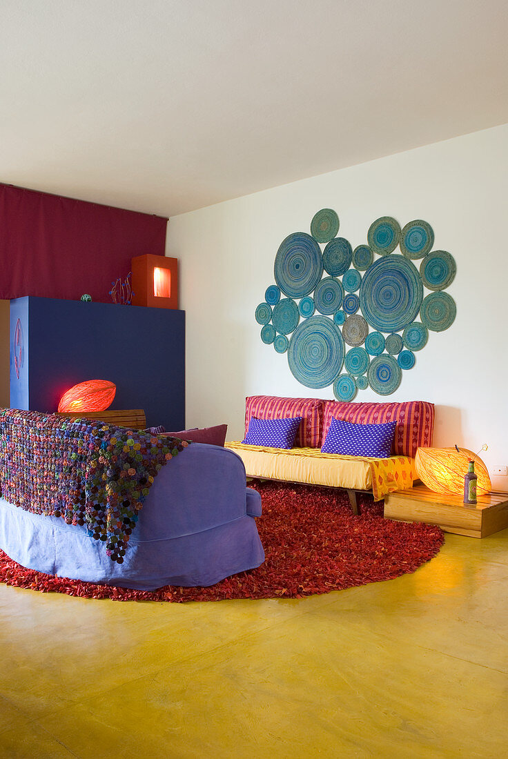 Wohnzimmer mit Sofa vom Sperrmüll und Wanddekoration aus recyceltem Zeitungspapier