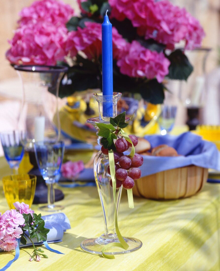 Sommerlich gedeckter Tisch mit Trauben-Deko und Hortensien