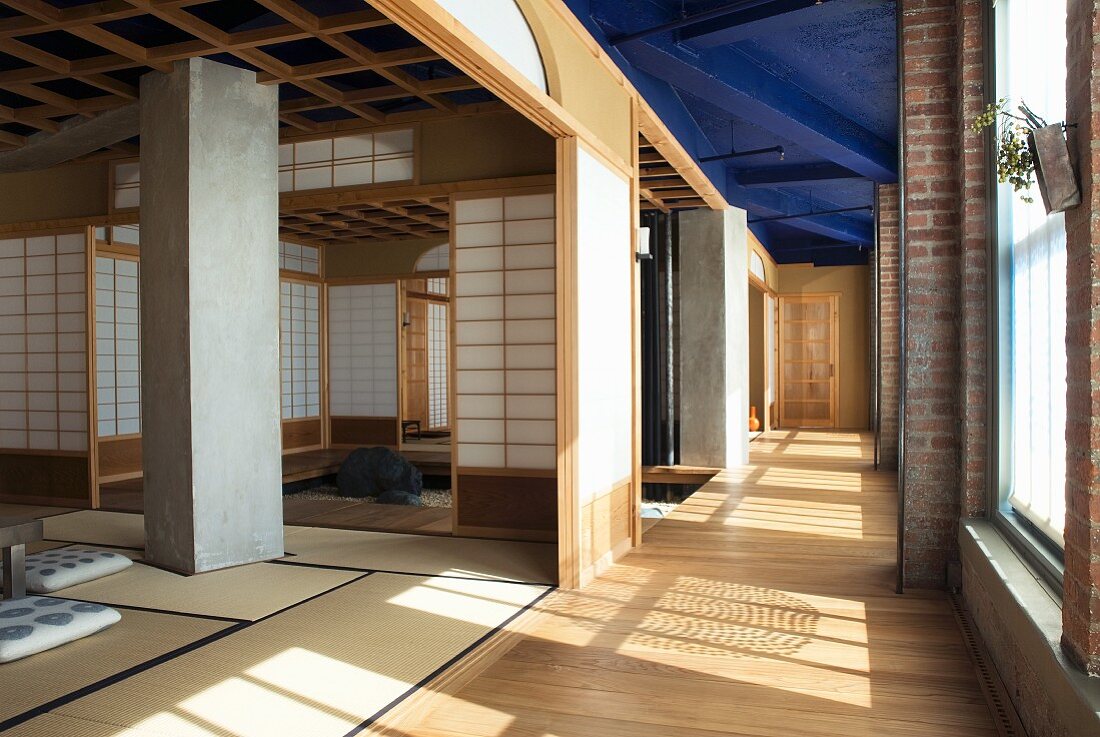Meditationsräume mit offenen Schiebetüren in japanischen Stil in Industriehalle mit blau getönter Decke