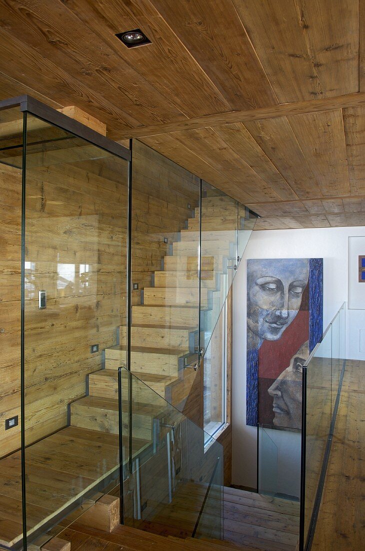 Treppenhaus mit Glasabtrennung im Holzhaus