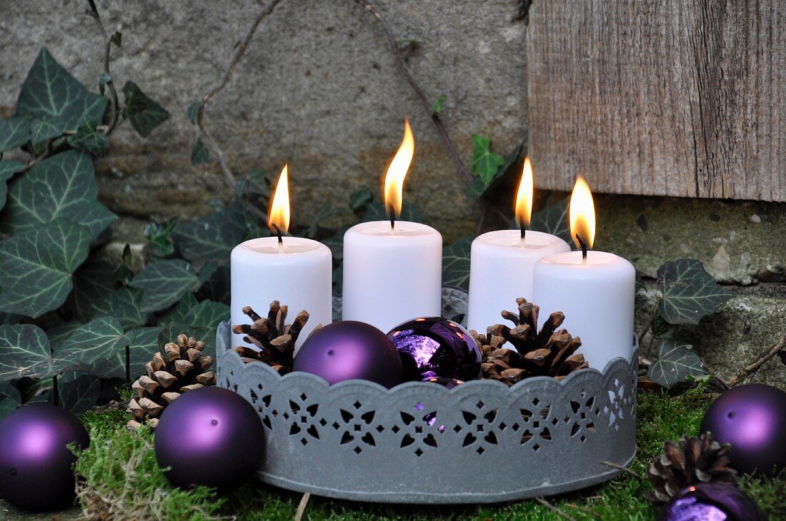 Weihnachtliche Gartendeko: Zinktablett mit Kerzen auf Moos
