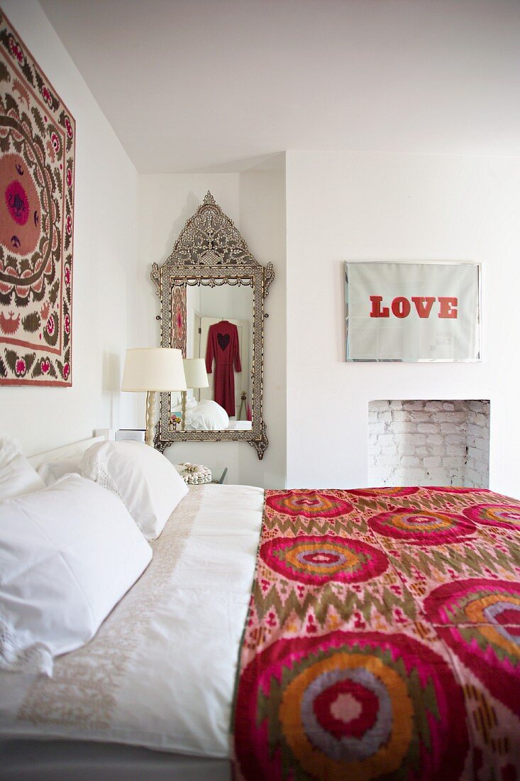 Romantisches Schlafzimmer mit poppigen, verspielten und antiken Elementen