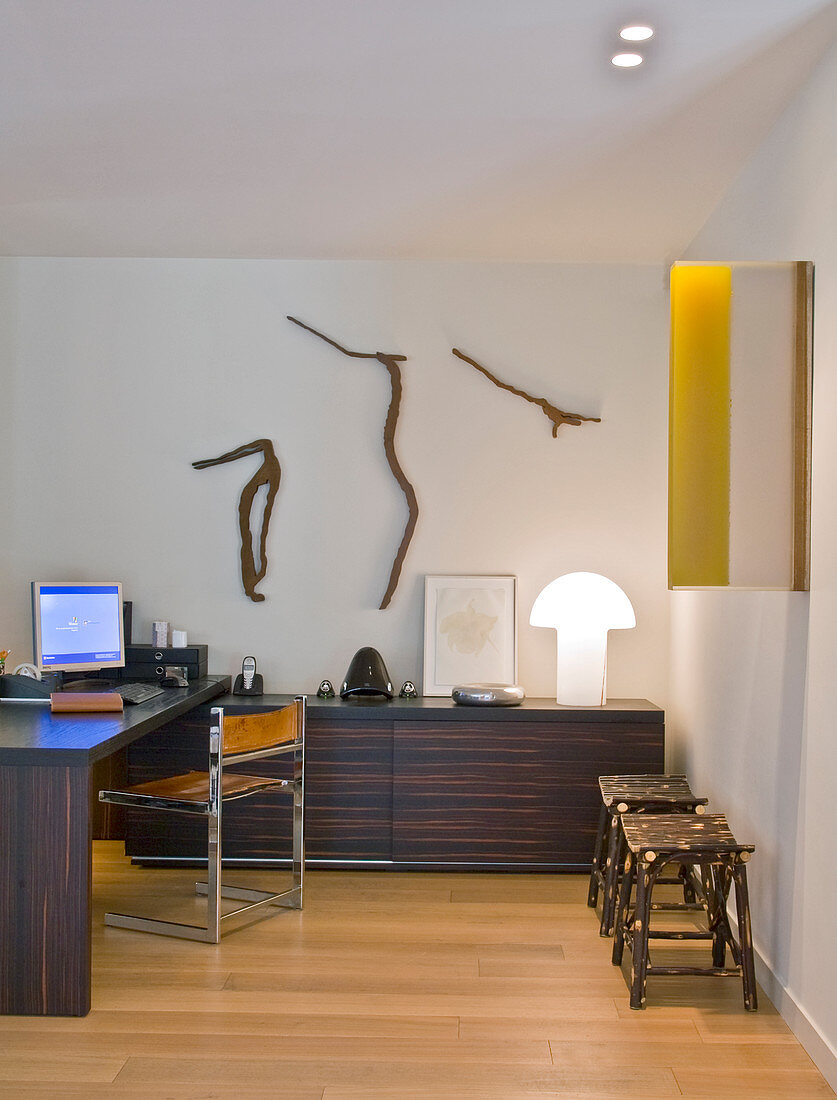 Elegante Büromöbel und Holzschnitzerei an der Wand
