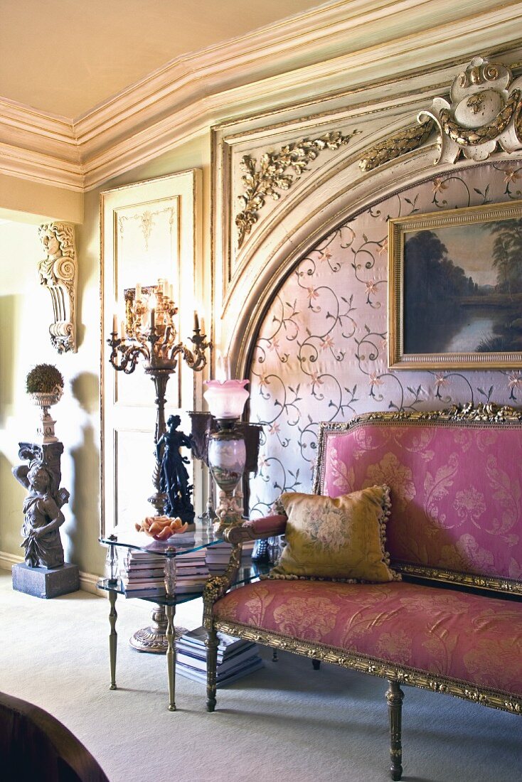 Sitzbank mit violettem Seidenbezug vor geschnitztem Wandpaneel im Rokokostil