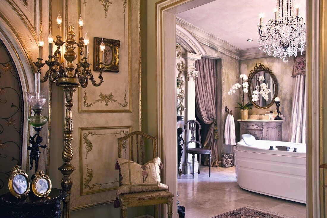 Blick in luxuriöses Bad einer herrschaftlichen Villa im Barockstil