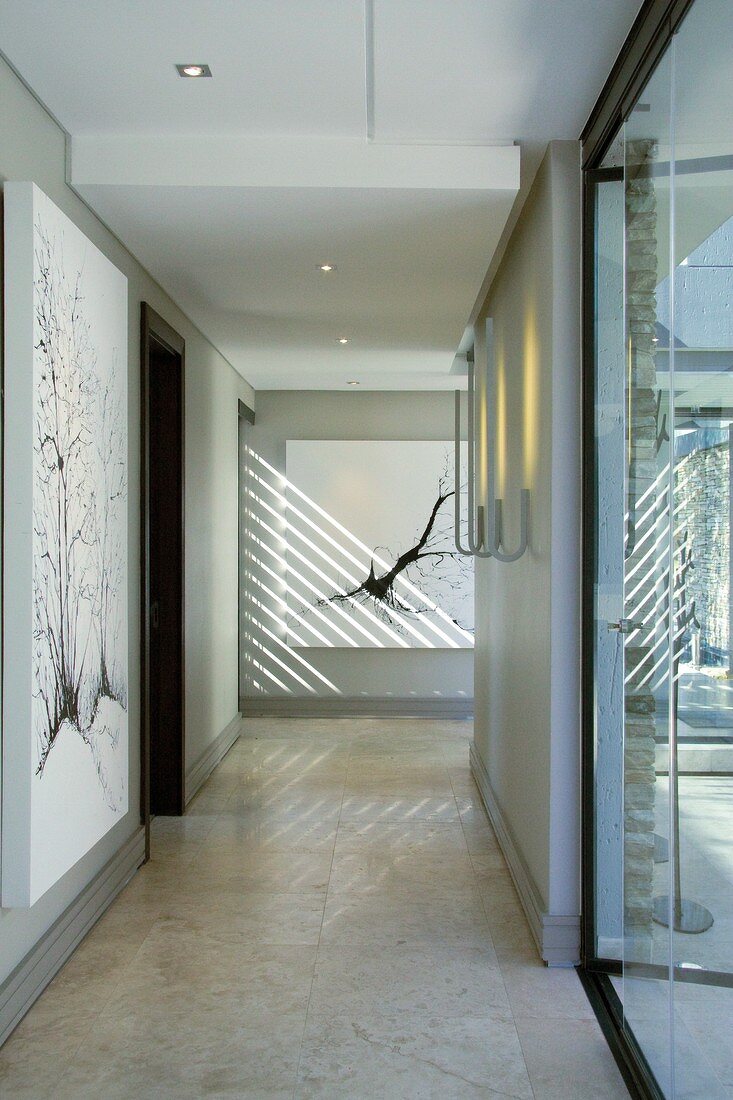 Flurbereich mit modernen Schwarzweiss-Gemälden in Designer-Haus
