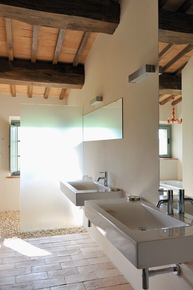Designerbad im renovierten Landhaus - zwei Waschbecken mit Spiegel und Duschabtrennung aus Glas