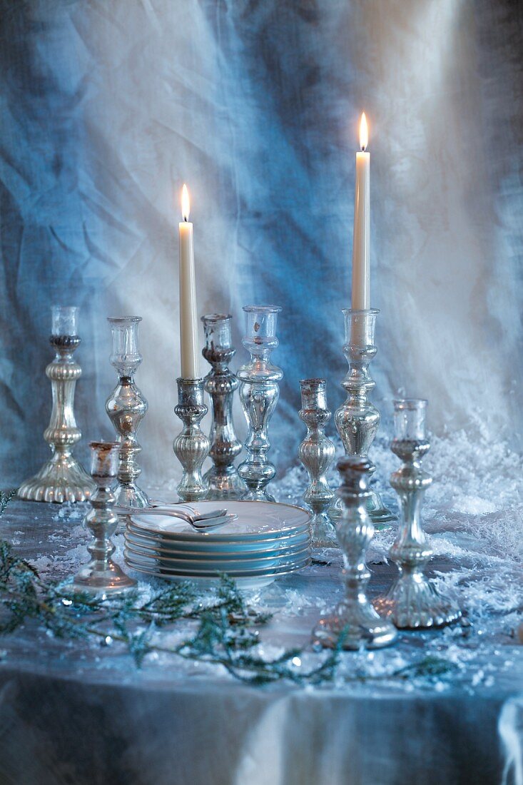 Tafelgeschirr und silberne Kerzenleuchter