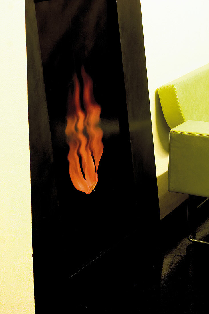 Flammendarstellung und Ecke eines lindgrünen Designersofas im Wohnzimmer