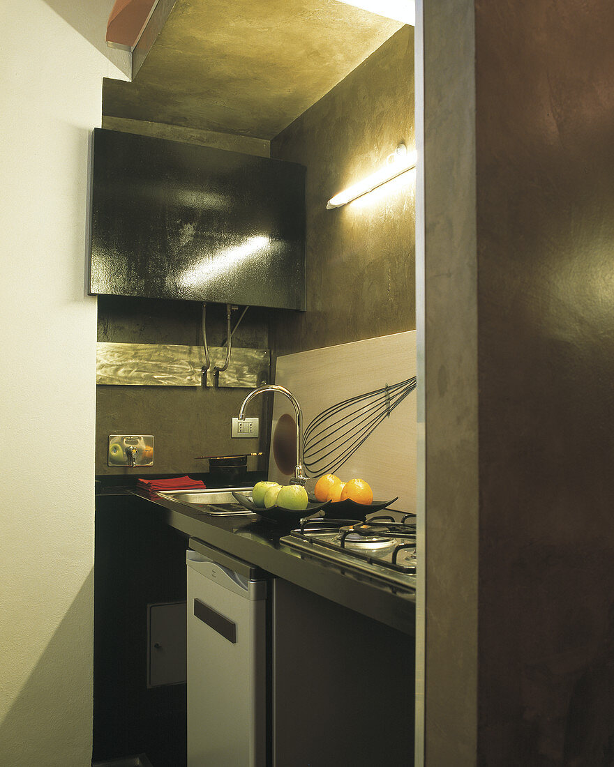 Versteckte kleine Küche in römischem Studio-Appartement mit künstlerischer Wandgestaltung in Spachteltechnik