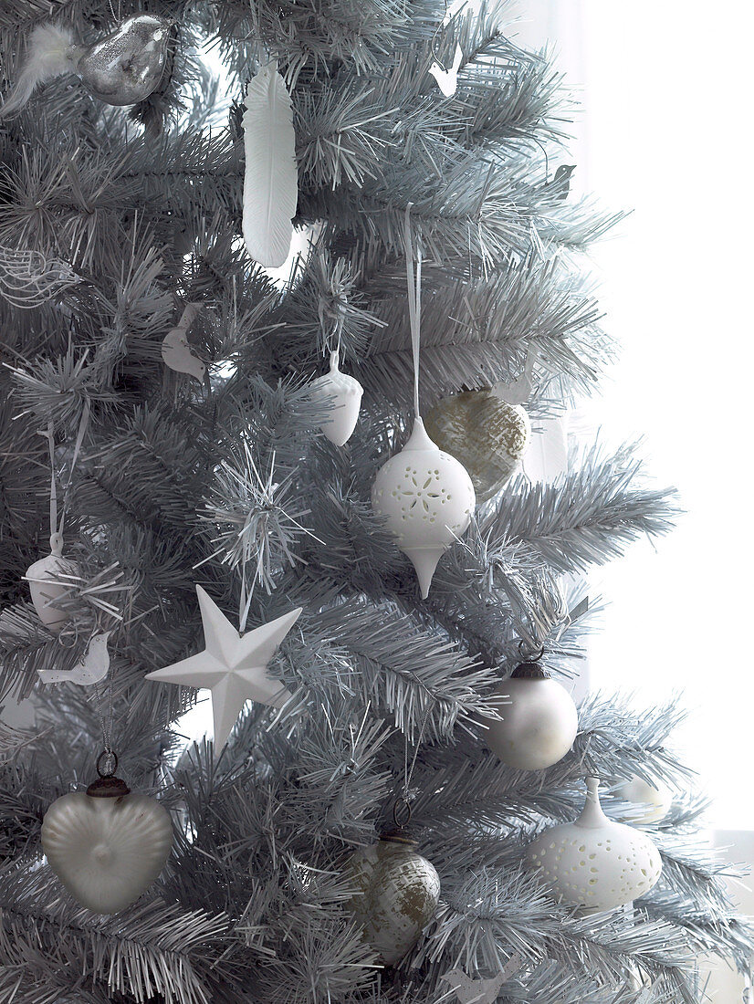 Weihnachtsbaum mit weissen und silberfarbenen Baumanhängern