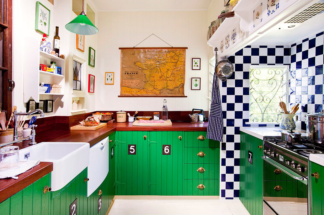 Retro Küche mit Holzarbeitsplatte und grün lackierten Unterschränken