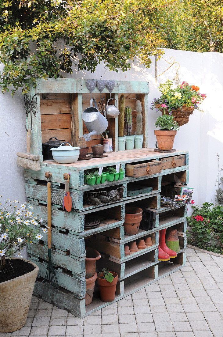 DIY potting table made from wooden pallets