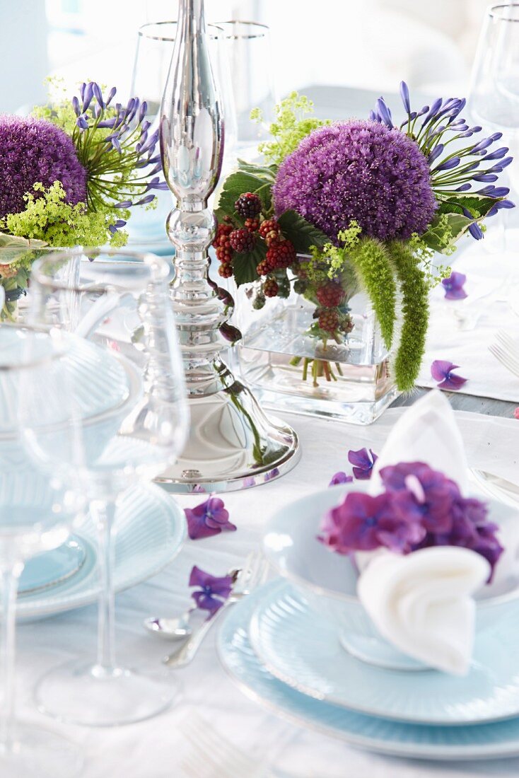 Gedeckter Tisch mit sommerlicher Blumendeko