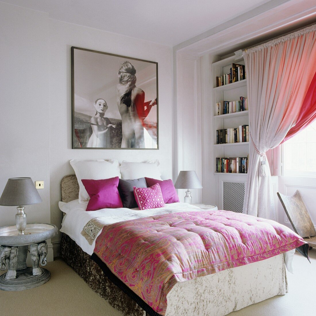 Schlafzimmer im Stilmix mit großem, quadratischem Foto an der Rückwand