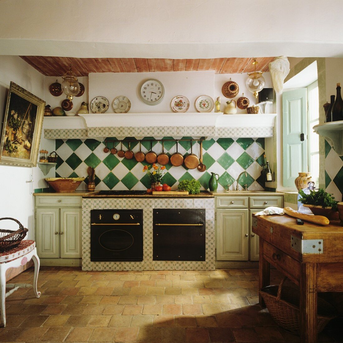Traditionelle Landhausküche im französischen Stil mit Steinboden und karierten Wandfliesen