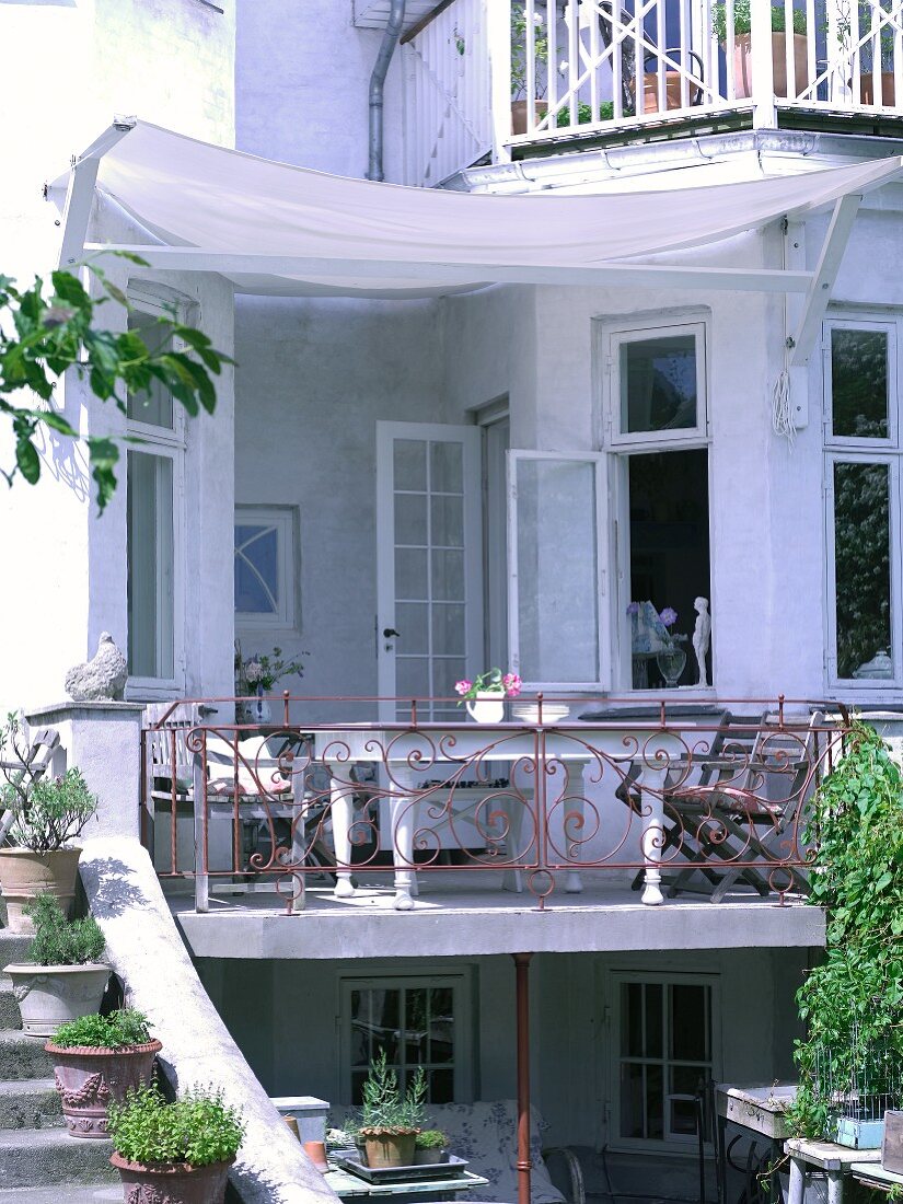Herrschaftliche Villa mit Terrasse und Sonnensegel