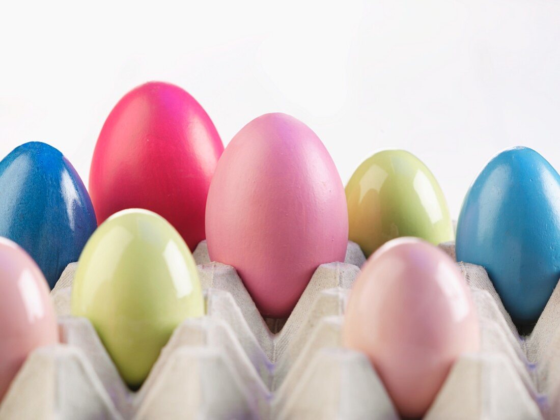 Bunt gefärbte Eier in Eierpalette