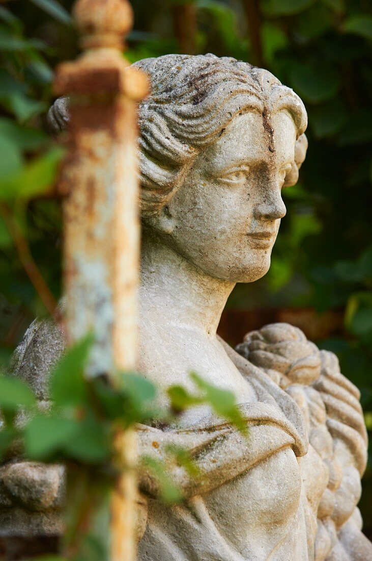 Frauenstatue im Garten