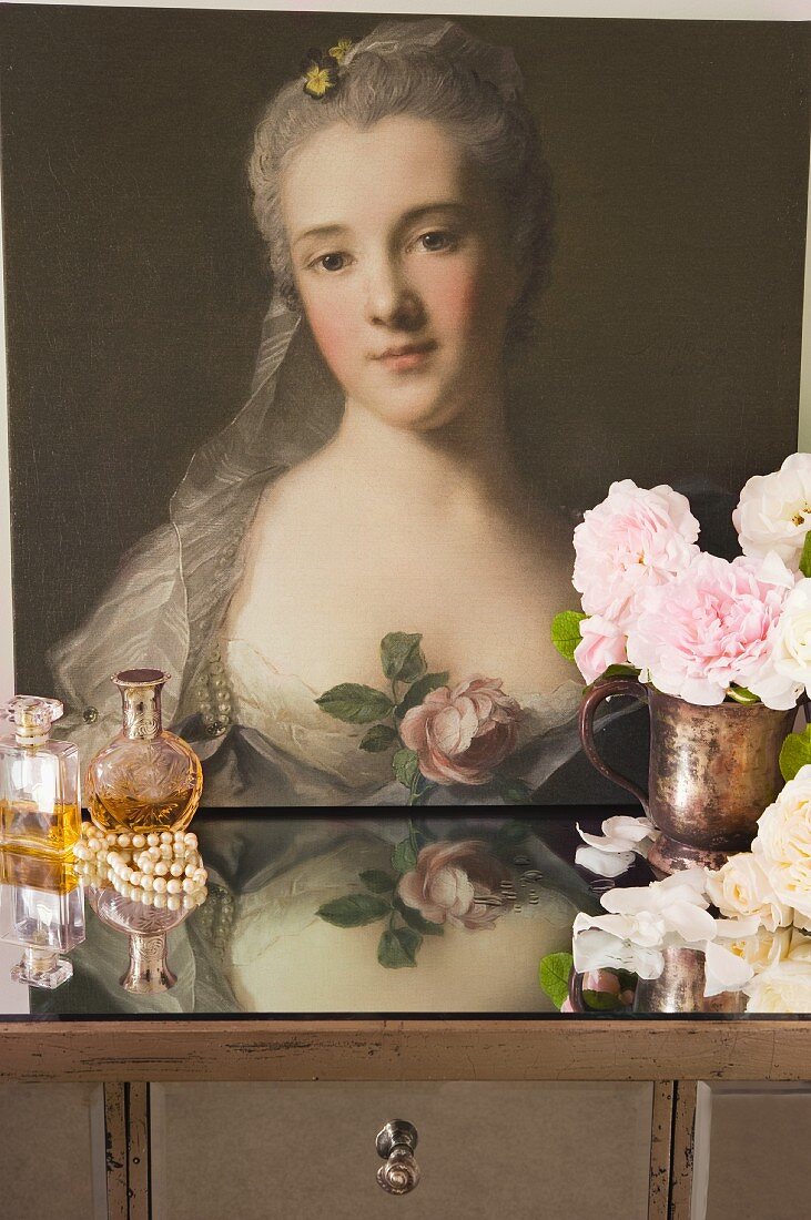 Barockes Portraitgemälde einer Dame hinter Duftflakons und Messingkanne mit Schnittrosen