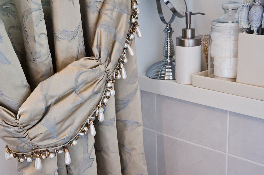 Edler Brokatvorhang mit perlenbesetzter Schlaufe im Badezimmer