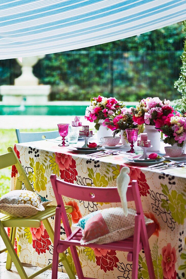 Sommerlich gedeckter Tisch mit Blumendeko