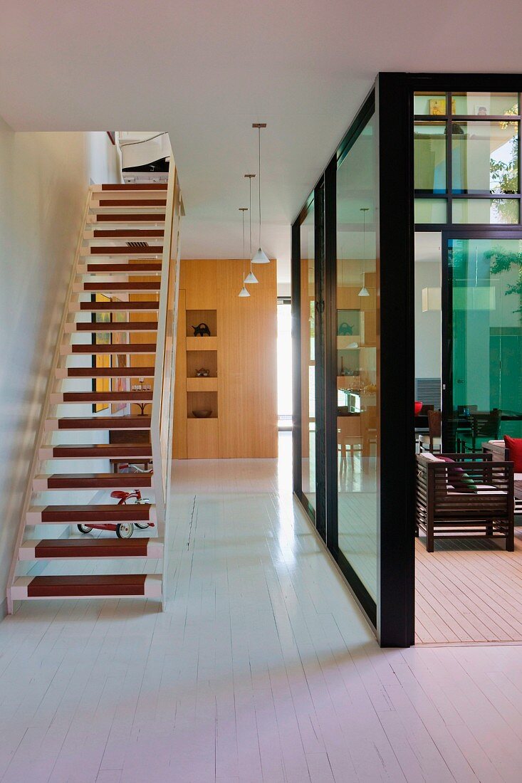 Treppe in offenem Vorraum und Blick in verglasten Innenhof