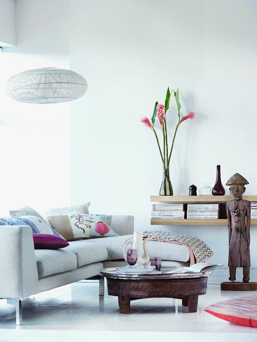 Modernes Sofa und Couchtisch im Ethnolook in minimalistischen Wohnraum