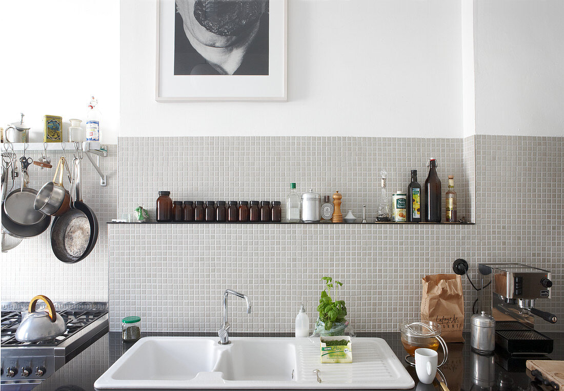 Moderne Küche mit Retro Touch - Küchenzeile mit Spüle vor hellgrauen Mosaikfliesen an Wand
