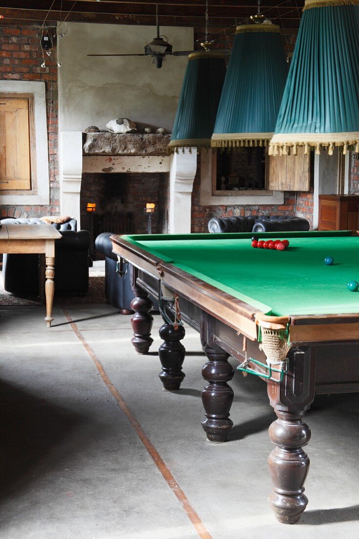 Hängeleuchten mit Plissee Stoffschirmen über Snookertisch in rustikalem Raum