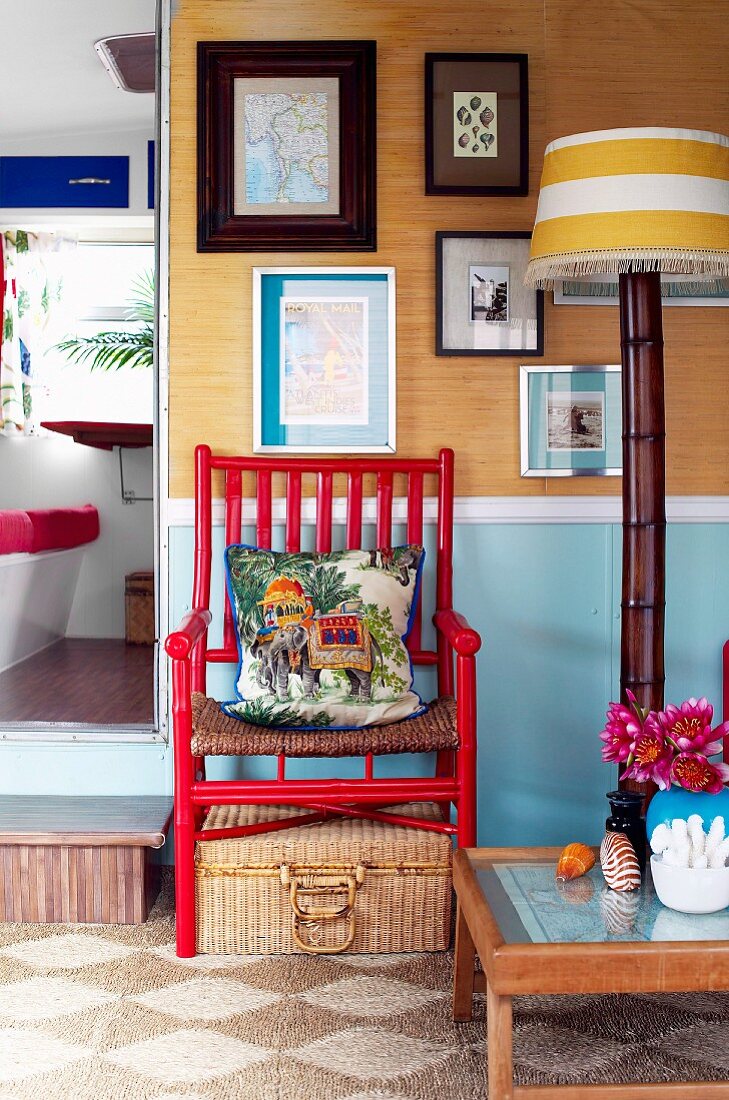 Sitzecke mit Stuhl, Stehlampe & Couchtisch im Wohnraum eines Ferienhauses