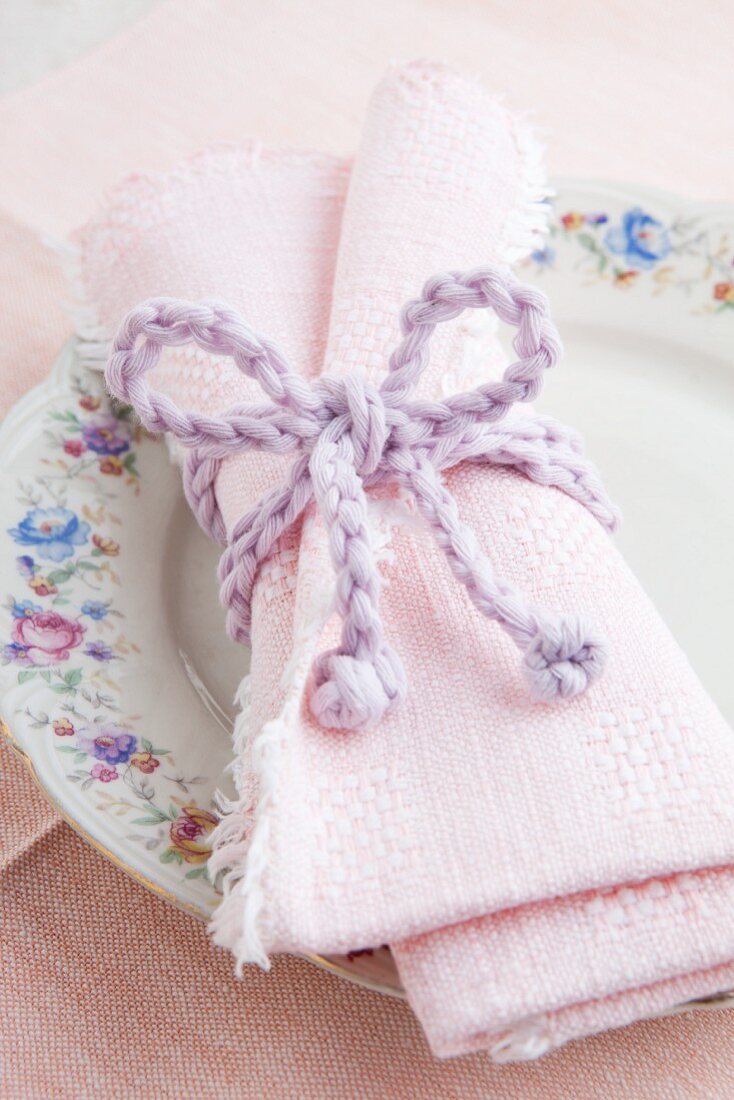 Napkin tie of violet cotton yarn