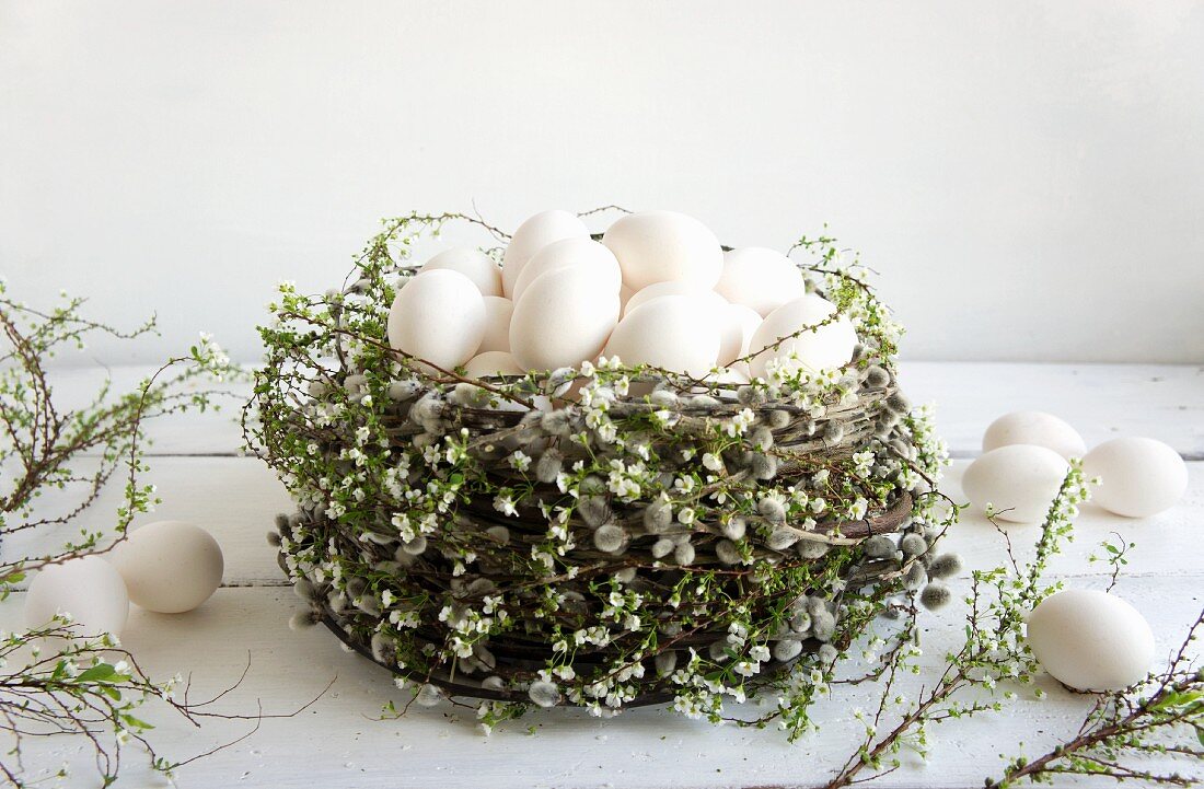 Kranz aus Weidenkätzchen, gefüllt mit weissen Eiern